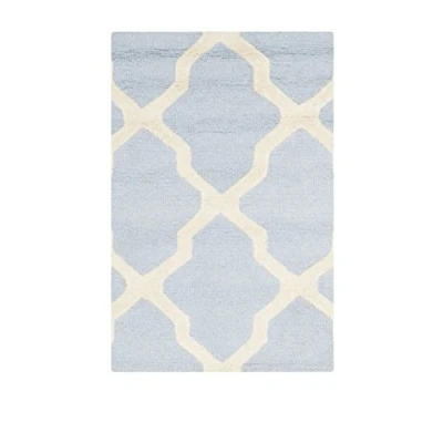 Abbildung von SAFAVIEH Geometrisch Teppich für Wohnzimmer, Esszimmer, Schlafzimmer Cambridge Collection, Kurzer Flor, Hellblau und Elfenbein, 91 X 152 cm
