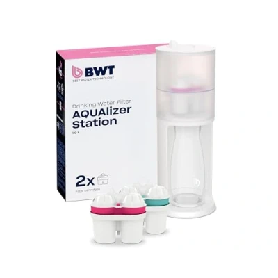 Abbildung von BWT Tischwasserfilter AQUAlizer Station Vorteilspack mit 2 Filterkartuschen und zusätzlicher Glaskaraffe