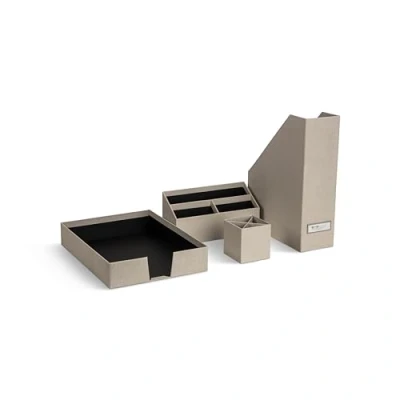Abbildung von Bigso Box of Sweden HUGO 4 teiliges Schreibtisch Set mit 1 Stehsammler, Stifthalter, Sortierkasten und ohne Deckel Ordnungssystem aus Faserplatte Papier in Leinenoptik beige