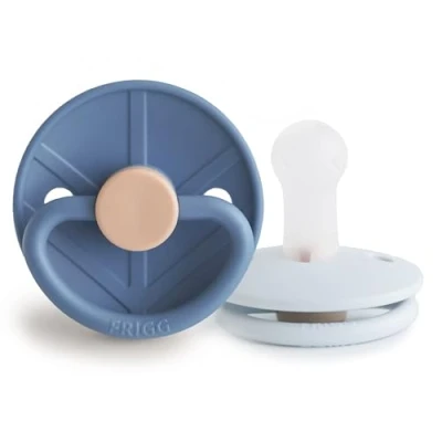 Abbildung von FRIGG Little Viking Silikon Schnuller 2&#039;er Packung Sauger BPA Frei Hergestellt in Dänemark Symmetrischer Kirschform (Ocean View/Powder Blue, Größe 2 (6 18 Monate))