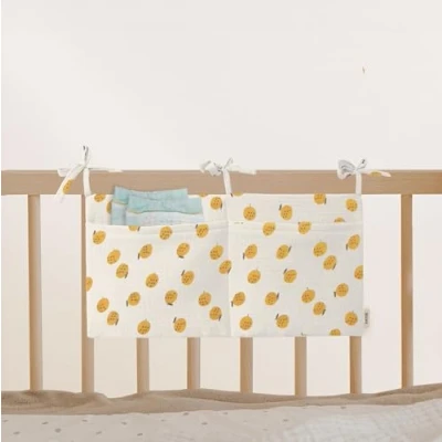 Abbildung von Babybett Aufbewahrungstasche aus 100% Baumwolle Musselin, für das Beistellbett, Babybett, Kinderbett. Ideal zum Verstauen von Windeln, Schnullern (Lemons)