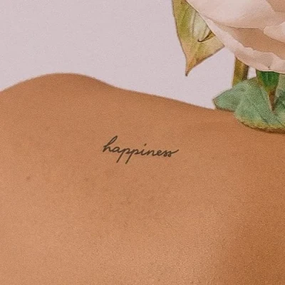 Abbildung von Inkster Tattoo Schriftzug happiness vegane &amp; wasserfeste Temporäre Tattoos für Erwachsene EU Kosmetikzertifizierte Farbe revolutionäres 2 Wochen Premium Klebetattoos Fake