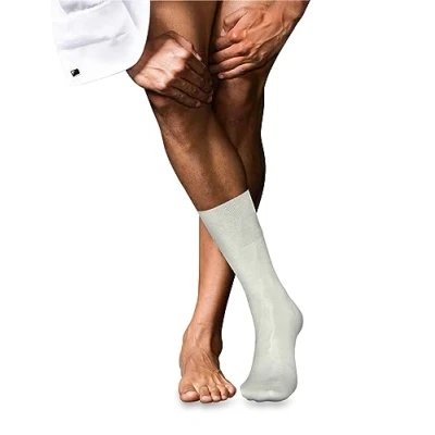 Abbildung von FALKE Herren Socken No. 4 M SO Seide einfarbig 1 Paar, Weiß (Off White 2040), 39 40