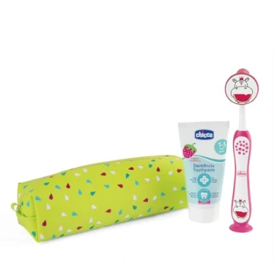 Abbildung von Chicco Kinderzahnbürste und Zahnpasta Set, mit praktischem Case, Set enthält Erdbeerzahnpasta Zahnbürste weichen Borsten Saugnapf, Reiseset, 3 6 Jahre, rot