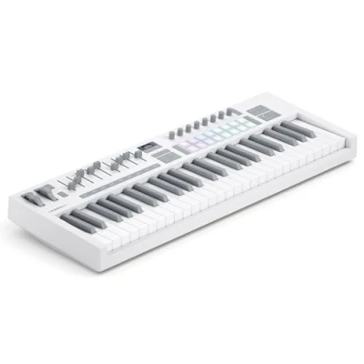 Abbildung von Novation Launchkey 49 Weiß (MK4) USB MIDI Controller Keyboard mit halb gewichteten Tasten und DAW Integration. Akkord Skalenmodi, 8 Drum Pads Arpeggiator Inklusive Musiksoftware Bundle