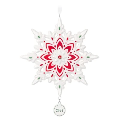 Abbildung von Hallmark Keepsake Weihnachtsdekoration 2024, Schneeflocke Porzellan, Schneeflocken Geschenke
