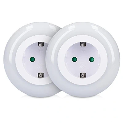 Abbildung von kwmobile 2x LED Nachtlicht Zwischenstecker 2er Set Schlummerlicht mit Dämmerungssensor und 3 Farben Steckdosenlicht Stecker für Kinder Babys