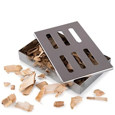 Abbildung von Blumtal Räucherbox Smokerbox aus rostfreiem Edelstahl für Gas und Holzkohlegrill (2 tlg) 1 oder inklusive Buchenholz Chips (150g) mit edler Chromoptik