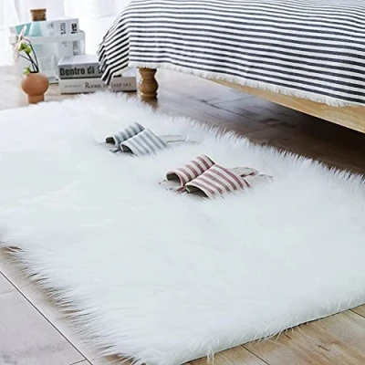 Abbildung von HEQUN Faux Lammfell Schaffell Teppich Kunstfell Dekofell Lammfellimitat Longhair Fell Nachahmung Wolle Bettvorleger Sofa Matte (80 X180 cm, Weiß)