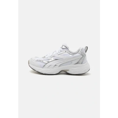 Abbildung von Puma Morphic Astro Escape Sneaker low, Damen, Größe: 39, White/silver Lederimitat/textil