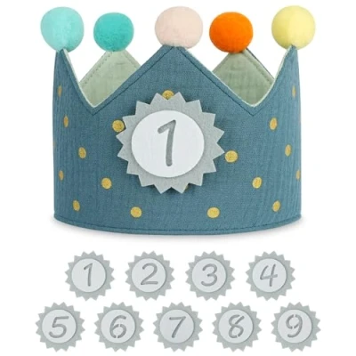 Abbildung von URAQT Geburtstagskrone Kinder, Stoff, Geburtstag Kinderkrone, Krone für Jungs Mädchen mit Happy Birthday Spruchband und Auswechselbaren Zahlen von 0 9 (Dots Blau)