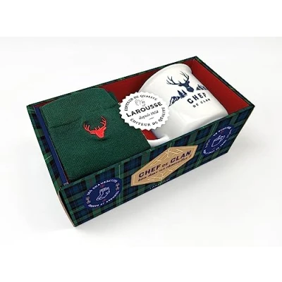 Abbildung von Chef de clan bien dans ses chaussettes: Coffret avec un mug en céramique, une paire chaussettes et livret