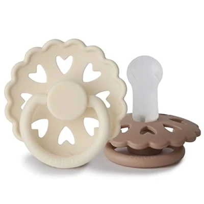 Abbildung von FRIGG Fairytale Schnuller 2 Packung Silikon BPA Frei Hergestellt in Dänemark Symmetrischer Sauger Kirschform (Cream/Silky Satin, Größe (6 18 Monate))
