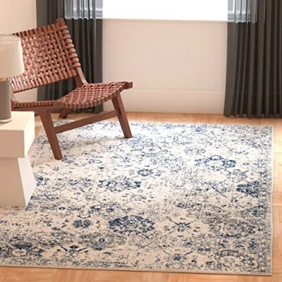 Abbildung von SAFAVIEH Distressed Teppich für Wohnzimmer, Esszimmer, Schlafzimmer Madison Collection, Kurzer Flor, Weiß und Königsblau, 91 X 152 cm