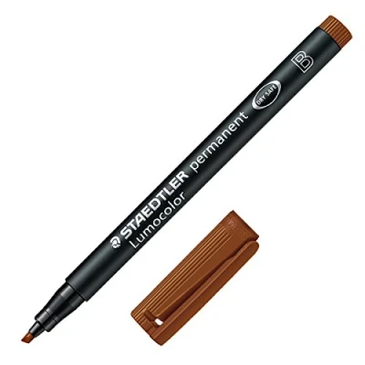 Abbildung von STAEDTLER permanent Marker Lumocolor, braun, Keilspitze ca. 1,0 2,5 mm, wisch und wasserfest, Made in Germany, lange Lebensdauer, 10 braune Universalstifte im Kartonetui, 314 7