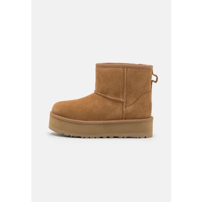 Abbildung von UGG Classic MINI Platform Unisex Snowboot/Winterstiefel für Kinder, Größe: 32.5, Chestnut Schuhe