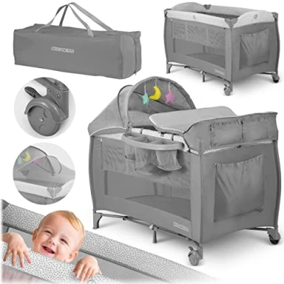 Abbildung von Ricokids Reisebett Baby Mit Matratze 125 x 65 78 cm Kinderreisebett Babybett Bis 15 kg 2 Räder Bremsen Seiteneingang Transporttasche Wiegefunktion Spielbogen Wickeltisch Faltbar Hellgrau