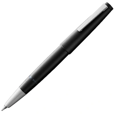 Abbildung von Lamy 2000 black Füller edler Füllfederhalter im robusten Gehäuse aus Polycarbonat 14 kt. Goldfeder, partiell platiniert &amp; in Strichbreite OM