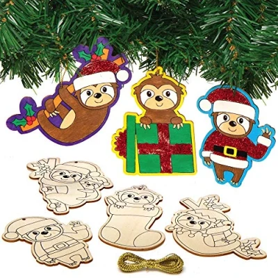 Abbildung von Baker Ross AX522 Weihnachtsfaultiere Deko Anhänger aus Holz Bastelset für Kinder 12 Stück, Festliche Kreativsets und Bastelbedarf zum Basteln Dekorieren zur Weihnachtszeit