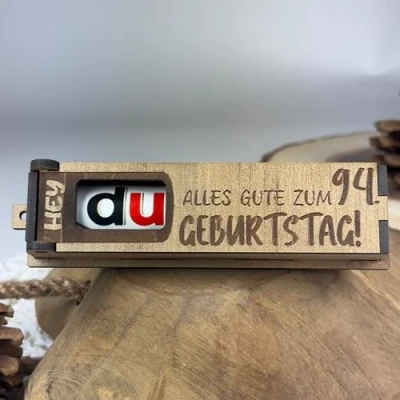 Abbildung von Urhome Geschenkbox Alles Gute zum 94. Geburtstag mit Duplo Schokoriegel Überraschung Holzbox Spruch Gravur inkl. Schokolade Geschenk Riegel Geburtstagsgeschenk für Erwachsene Mann Frau