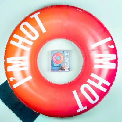 Abbildung von Fisura Schwimmreifen aufblasbar “I&#039;m hot mit Farbverlauf. 120 cm Sicherheitsventil für zügiges Aufpumpen und Ablassen. Ideal Wasser, Schwimmbad oder See.