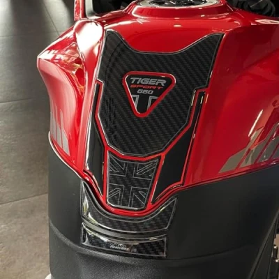 Abbildung von Resin Bike Aufkleber Motorrad Kompatibel Mit Triumph Tiger Sport 660 2022 2023. Schutz Tank Schutzfolie vor Stößen und Kratzern. Aufklebersatz 3D Harzklebstoff Stickers Made in Italy