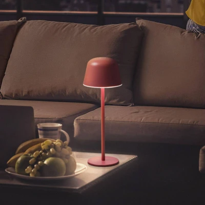 Abbildung von Ledvance ENDURA STYLE TABLE USB Außenleuchte, 2,5W, 200lm, Tischleuchte, magenta, wiederaufladbarer Akku, IP44 Schutzklasse, stufenloses Dimmen, Lichthelligkeits Memory Funktion