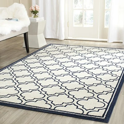 Abbildung von SAFAVIEH Geometrisch Teppich für Wohnzimmer, Esszimmer, Schlafzimmer Amherst Collection, Kurzer Flor, Elfenbein und Marineblau, 122 X 183 cm