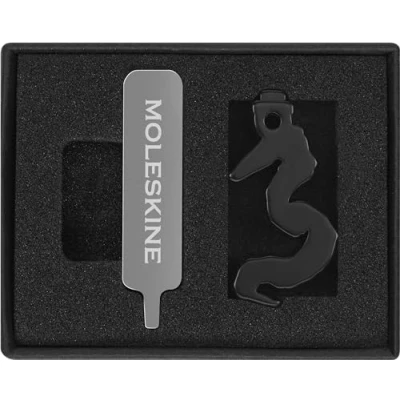 Abbildung von Moleskine Pin Jahr des Drachen, Drachenanhänger zur Personalisierung von Tagebüchern und Notizbüchern, Design Ahn Sang Soo, Asia Kollektion 2024, Sonderausgabe