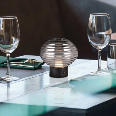Abbildung von TRIO Leuchten LED Tischleuchte EARL, USB Ladefunktion, mehrere Helligkeitsstufen, fest integriert, Warmweiß, kabellose Akku Tischlampe, Glasschirm, C Ladekabel, Touchdimmer