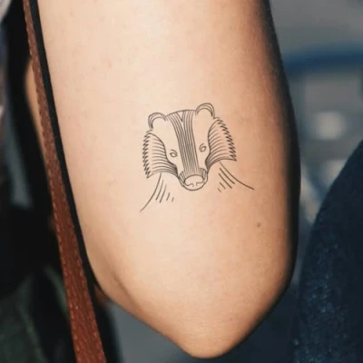 Abbildung von Harry Potter Haus Hufflepuff Dachs Tattoo