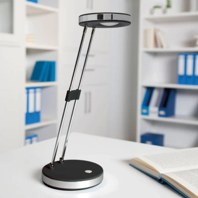 Abbildung von Maul Schreibtischlampe MAULpuck 13x13x37cm Moderne LED Lampe mit 1.260 Lux und 6.500 Kelvin Tageslichtlampe Standfuß Höhenverstellbare Tischlampe Teleskoparm Schwarz