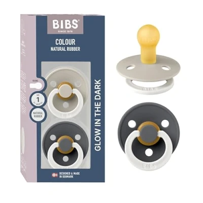 Abbildung von BIBS Colour Glow Schnuller 2er Pack. BPA frei. Leuchtet im Dunkeln. Kirschform Nippel. Naturkautschuk/Latex. Hergestellt in Dänemark. Größe 1 (0 6 Monate). Sand Glow/Iron