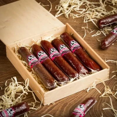 Abbildung von Salami Wurst Sticks in Holzkiste vom Metzgerweltmeister Freyberger Geschenk Box Nürnberger &amp; Fleisch Geschenkideen lustiges Wurstsnack aus regionalem