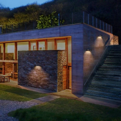 Abbildung von LEDVANCE ENDURA Style Oval Solar Wandleuchte, warmweißes Licht (3000K), integrierter Sensor, ohne Strom nutzbar, lange Batterielaufzeit: 30 Mal 60 Sekunden im PIR Modus, Schutzklasse IP44, schwarz