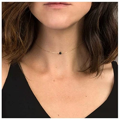 Abbildung von Yheakne Boho Turmalin Choker Halskette Gold Anhänger Kette Schwarze Perlenkette Minimalistische Schmuck für Frauen und Mädchen Geschenke