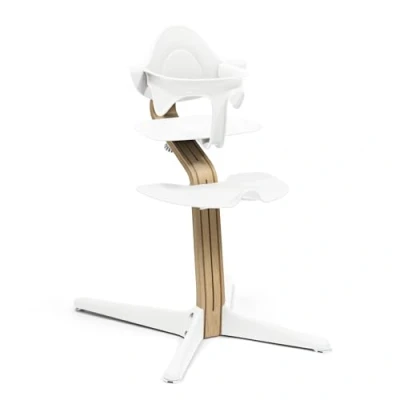 Abbildung von Stokke Nomi Stuhl (Oak White) + Babyset (White) Inspiriert zu aktivem sitzen &amp; Bietet Unterstützung, während das Baby lernt Bis 150 kg belastbar