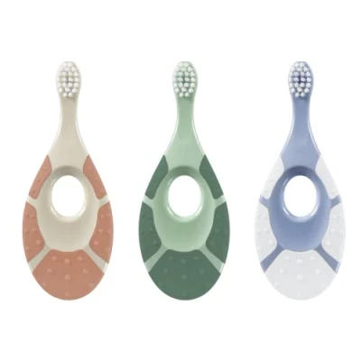 Abbildung von Jordan ® Step 1 Green Clean Nachhaltige Babyzahnbürste für das Alter von 0 2 Jahren Extra weiche Borsten auf Biobasis, 84% recycelter Griff, weicher Beißring 3er Pack