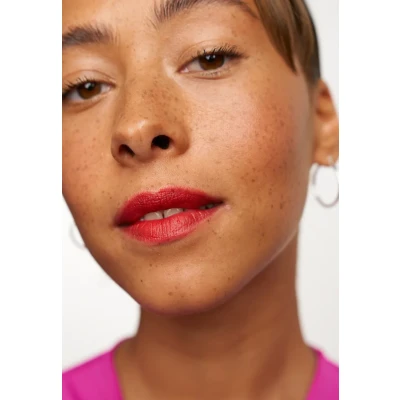 Abbildung von Revlon Lipstick Colorstay Suede INK Lippenstift, Größe: 2.55 g, Spit fire