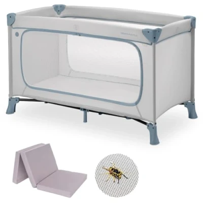 Abbildung von Hauck Baby Reisebett Set Dream n Play Plus mit Matratze und Moskitonetz faltbares Kinder Babyreisebett Tasche großem Eingang Dusty Blue