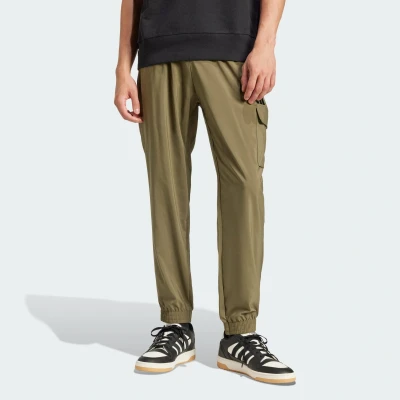 Abbildung von adidas Sportswear Essentials Small LOGO Stoffhose, Herren, Größe: Medium, Olive strata/black