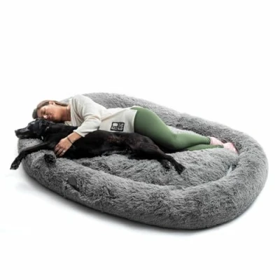 Abbildung von InnovaGoods Cloft Hundebett, großes Polyestergewebe, Antistress maximale Entspannung und Ruhe, Hundebett mit abnehmbarem waschbarem Bezug. Farbe Grau.