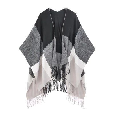 Abbildung von LASCANA Strickponcho, Poncho, Cape in kuscheliger Qualität und mit Fransen, Fransentuch
