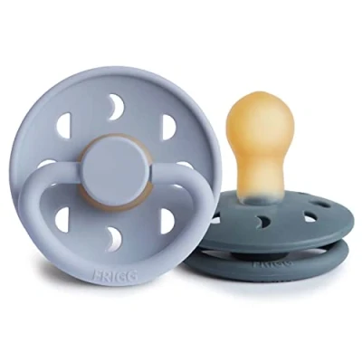 Abbildung von FRIGG Moon Phase Schnuller 2 Packung Latex BPA Frei Hergestellt in Dänemark Symmetrischer Sauger Kirschform (Powder Blue/Slate, Größe 1 (0 6 Monate))