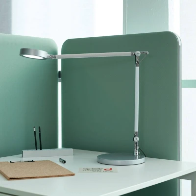 Abbildung von MAUL LED Tischleuchte MAULgrace colour vario, dimmbar hochwertige Büro Arbeitsplatzleuchte mit Doppelarm Design Schreibtischlampe 3000 6500K Farbtemperatur silber