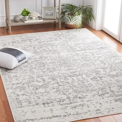 Abbildung von SAFAVIEH Distressed Teppich für Wohnzimmer, Esszimmer, Schlafzimmer Madison Collection, Kurzer Flor, Silber und Elfenbein, 122 X 183 cm