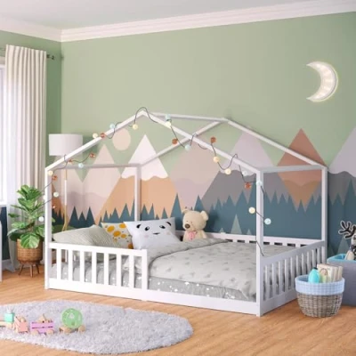 Abbildung von Bellabino Hausbett Bia (weiß, 140x200 cm, Bodenbett mit Rolllattenrost und Rausfallschutz), bodentiefes Kinderbett in verschiedenen Ausführungen