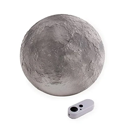 Abbildung von Moon In My Room Nachtlicht, Uncle Milton, Basic Fun, 18025, Nachtlicht für Kinder, Zyklus mit 12 Mondeinstellungen,Kinderzimmer Dekoration, ferngesteuertes Licht, MINT Mondlampe Grau