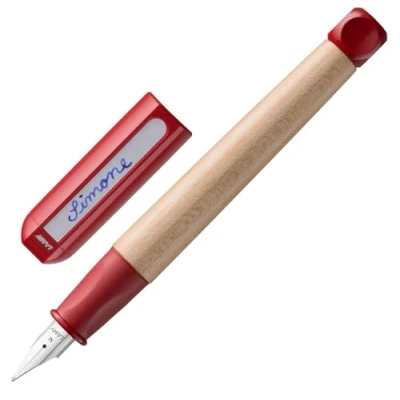 Abbildung von Lamy abc Füller kindergerechter Schreiblernfüller mit ergonomischem Griff &amp; polierter Stahlfeder robustes Ahorngehäuse inkl. Tintenpatrone T 10 blau Rechtshänder (Feder Mittel, red)