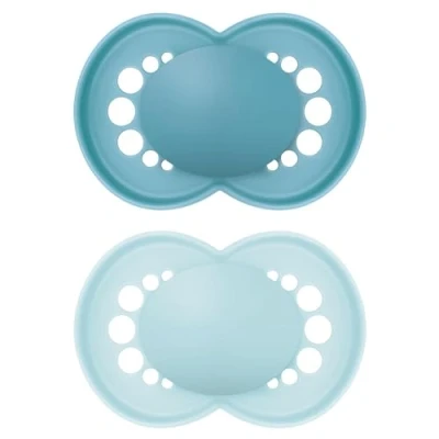 Abbildung von MAM Original Schnuller im 2er Set, zahnfreundlicher Baby aus nachhaltigen &amp; bio erneuerbaren Materialien, Sauger SkinSoft Silikon, mit Schnullerbox, 16+ Monate, blau/hellblau